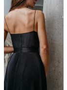 Yvonne - maxi šaty s prekríženým topom  z lesklého, elastického, plisovaného materiálu, v čiernej farbe.