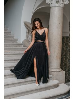   Yvonne - maxi šaty s prekríženým topom  z lesklého, elastického, plisovaného materiálu, v čiernej farbe.