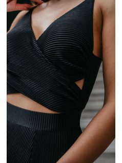   Yvonne - maxi šaty s prekríženým topom  z lesklého, elastického, plisovaného materiálu, v čiernej farbe.