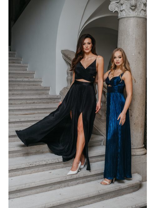 Yvonne - maxi šaty s prekríženým topom  z lesklého, elastického, plisovaného materiálu, v čiernej farbe.