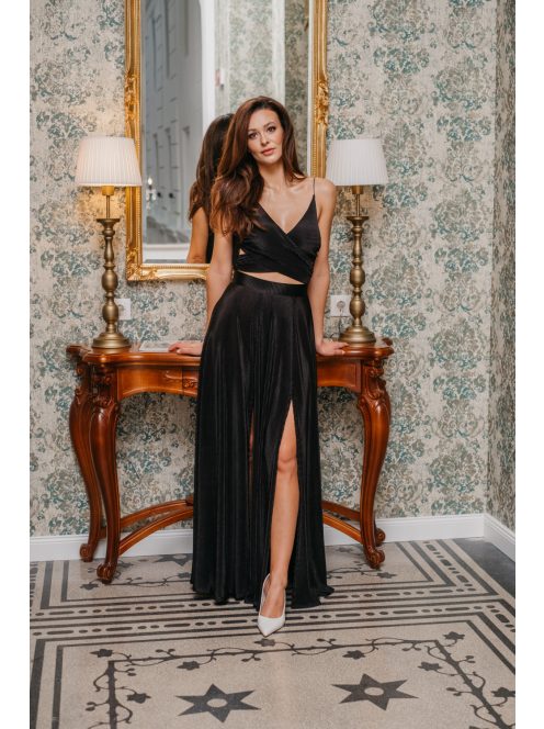 Yvonne - maxi šaty s prekríženým topom  z lesklého, elastického, plisovaného materiálu, v čiernej farbe.