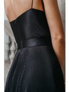 Yvonne - maxi šaty s prekríženým topom  z lesklého, elastického, plisovaného materiálu, v čiernej farbe.