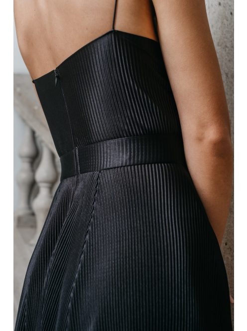 Yvonne - maxi šaty s prekríženým topom  z lesklého, elastického, plisovaného materiálu, v čiernej farbe.