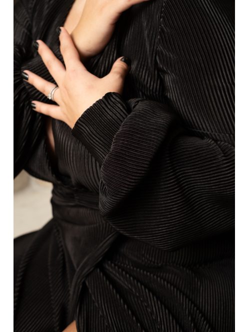 Daisy - preložené, plisované maxi šaty s dlhým rukávom, v čiernej farbe