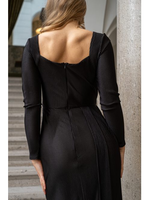 Miranda - plisované maxi šaty s dlhým rukávom, v čiernej farbe