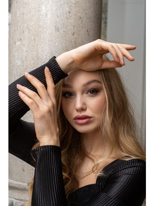 Miranda - plisované maxi šaty s dlhým rukávom, v čiernej farbe