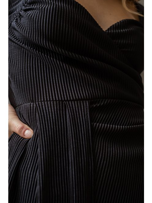 Miranda - plisované maxi šaty s dlhým rukávom, v čiernej farbe