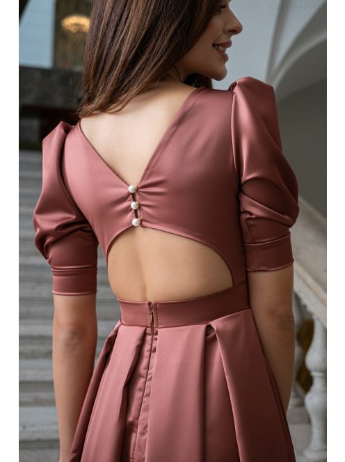 Andrea - saténové maxi šaty s pufovanými rukávmi a špeciálnym vykrojeným chrbtom, v tehlovej farbe