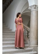 Andrea - saténové maxi šaty s pufovanými rukávmi a špeciálnym vykrojeným chrbtom, v tehlovej farbe