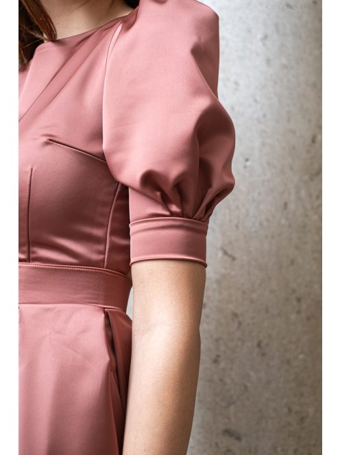 Andrea - saténové maxi šaty s pufovanými rukávmi a špeciálnym vykrojeným chrbtom, v tehlovej farbe