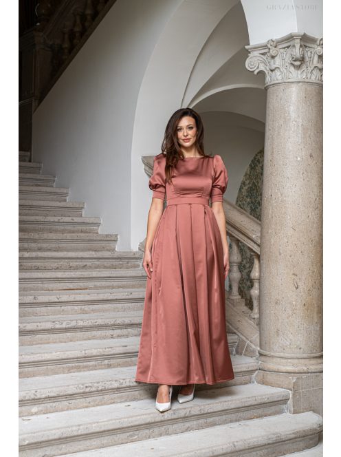 Andrea - saténové maxi šaty s pufovanými rukávmi a špeciálnym vykrojeným chrbtom, v tehlovej farbe