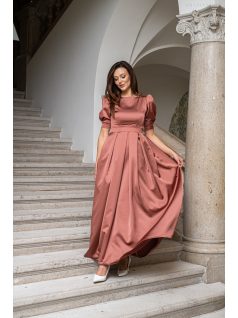   Andrea - saténové maxi šaty s pufovanými rukávmi a špeciálnym vykrojeným chrbtom, v tehlovej farbe