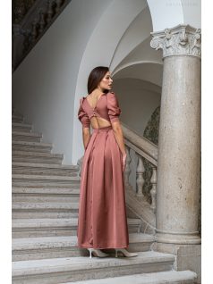   Andrea - saténové maxi šaty s pufovanými rukávmi a špeciálnym vykrojeným chrbtom, v tehlovej farbe
