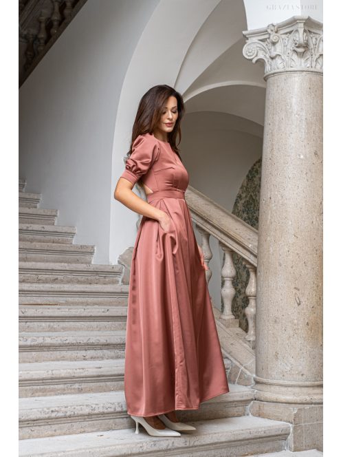 Andrea - saténové maxi šaty s pufovanými rukávmi a špeciálnym vykrojeným chrbtom, v tehlovej farbe