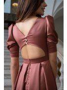 Andrea - saténové maxi šaty s pufovanými rukávmi a špeciálnym vykrojeným chrbtom, v tehlovej farbe