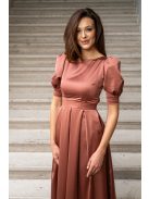 Andrea - saténové maxi šaty s pufovanými rukávmi a špeciálnym vykrojeným chrbtom, v tehlovej farbe