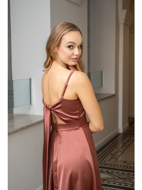 Dália - saténové maxi šaty tehlovej farby, so zaväzovaním na chrbte