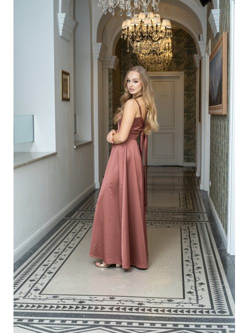 Dália - saténové maxi šaty tehlovej farby, so zaväzovaním na chrbte