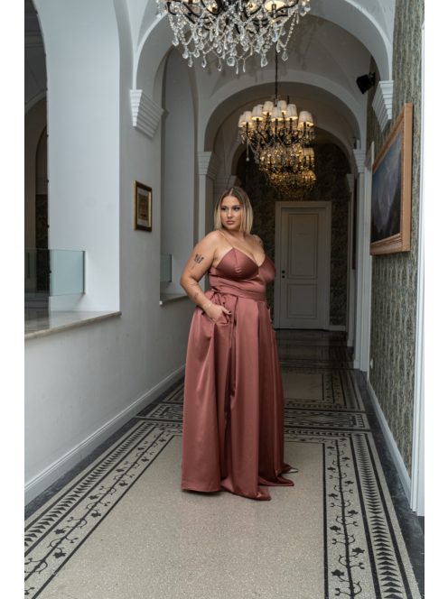 Zenina - saténové maxi šaty s výstrihom do V a špagetovými ramienkami, v tehlovej farbe