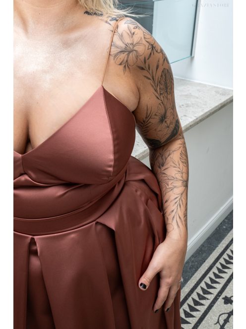 Zenina - saténové maxi šaty s výstrihom do V a špagetovými ramienkami, v tehlovej farbe
