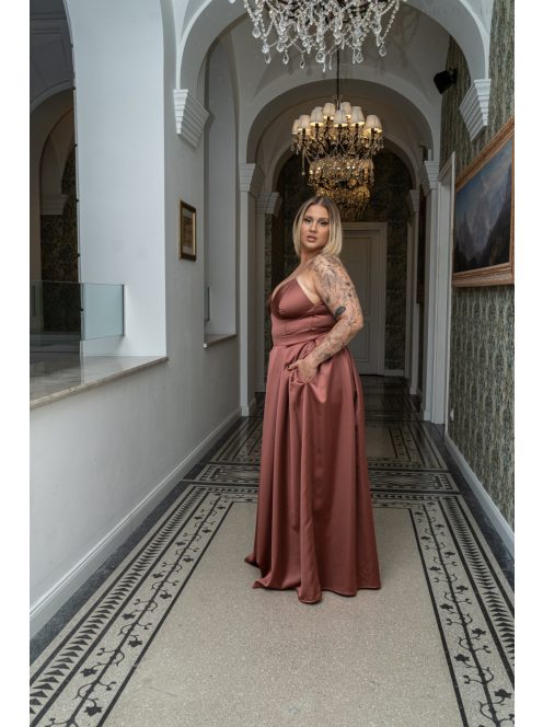 Zenina - saténové maxi šaty s výstrihom do V a špagetovými ramienkami, v tehlovej farbe