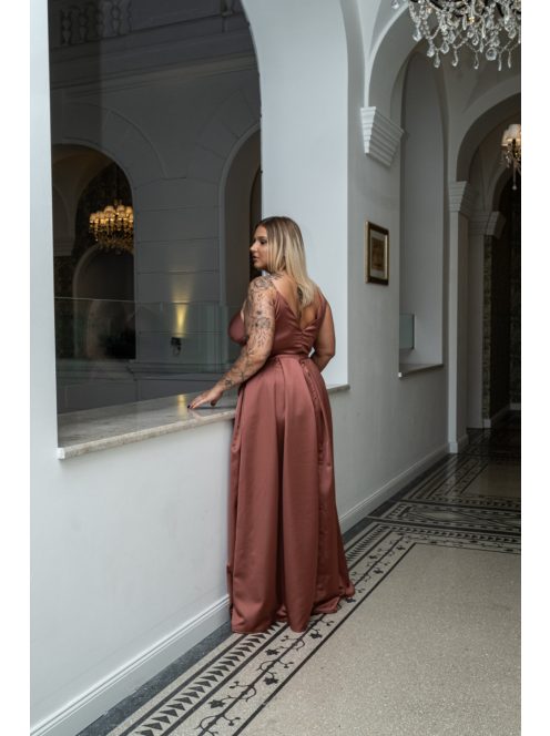 Zenina - saténové maxi šaty s výstrihom do V a špagetovými ramienkami, v tehlovej farbe