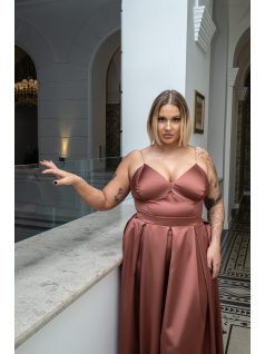   Zenina - saténové maxi šaty s výstrihom do V a špagetovými ramienkami, v tehlovej farbe