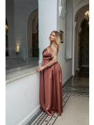 Zenina - saténové maxi šaty s výstrihom do V a špagetovými ramienkami, v tehlovej farbe