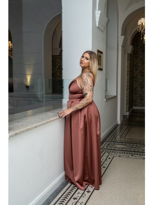 Zenina - saténové maxi šaty s výstrihom do V a špagetovými ramienkami, v tehlovej farbe