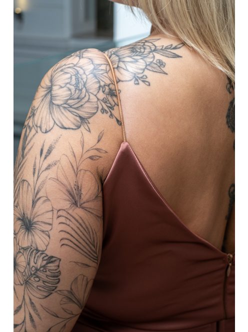 Zenina - saténové maxi šaty s výstrihom do V a špagetovými ramienkami, v tehlovej farbe