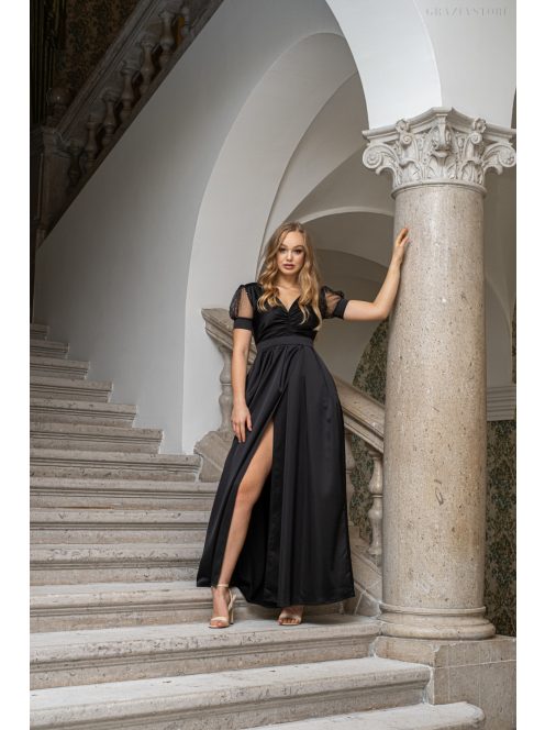 Ramóna - čierne maxi šaty s mierne pufovanými rukávmi, nariaseným výstrihom, zo saténovej látky a trblietavým tylom