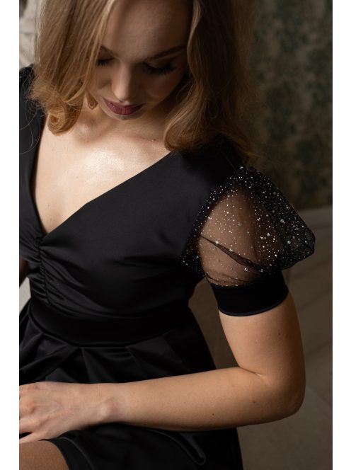 Ramóna - čierne maxi šaty s mierne pufovanými rukávmi, nariaseným výstrihom, zo saténovej látky a trblietavým tylom