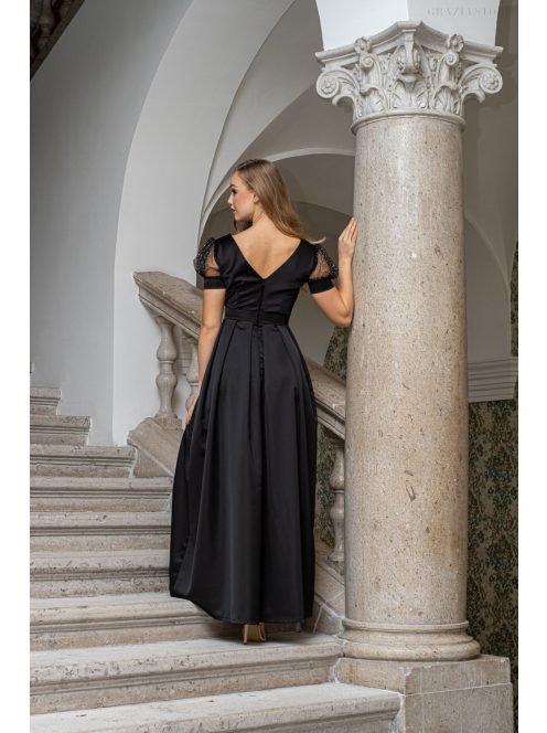 Ramóna - čierne maxi šaty s mierne pufovanými rukávmi, nariaseným výstrihom, zo saténovej látky a trblietavým tylom