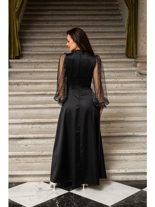 Írisz - saténové maxi šaty so špeciálnym výstrihom a dlhými tylovými rukávmi so štrasom, v čiernej farbe