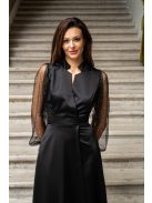 Írisz - saténové maxi šaty so špeciálnym výstrihom a dlhými tylovými rukávmi so štrasom, v čiernej farbe