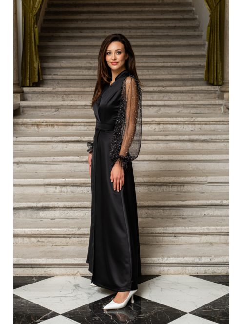 Írisz - saténové maxi šaty so špeciálnym výstrihom a dlhými tylovými rukávmi so štrasom, v čiernej farbe