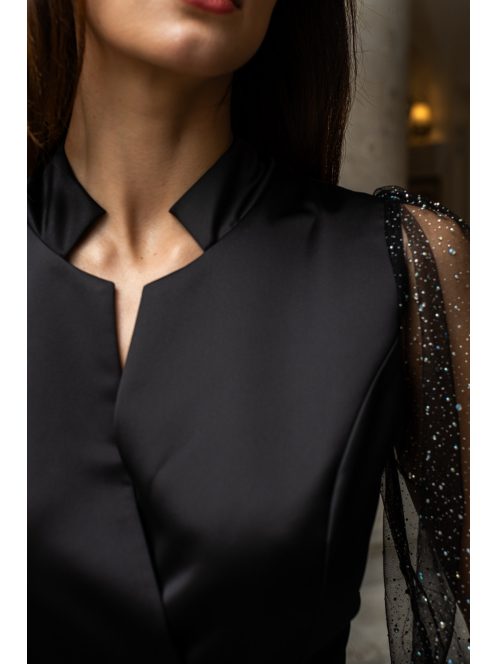 Írisz - saténové maxi šaty so špeciálnym výstrihom a dlhými tylovými rukávmi so štrasom, v čiernej farbe