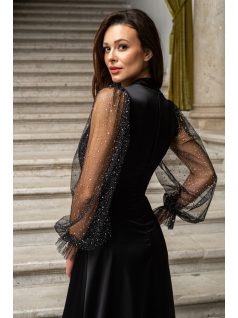   Írisz - saténové maxi šaty so špeciálnym výstrihom a dlhými tylovými rukávmi so štrasom, v čiernej farbe