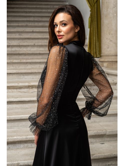 Írisz - saténové maxi šaty so špeciálnym výstrihom a dlhými tylovými rukávmi so štrasom, v čiernej farbe