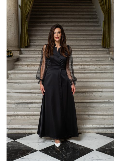 Írisz - saténové maxi šaty so špeciálnym výstrihom a dlhými tylovými rukávmi so štrasom, v čiernej farbe
