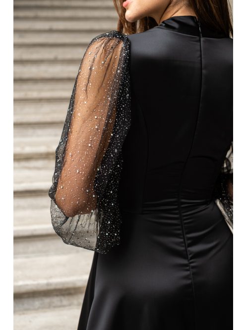 Írisz - saténové maxi šaty so špeciálnym výstrihom a dlhými tylovými rukávmi so štrasom, v čiernej farbe