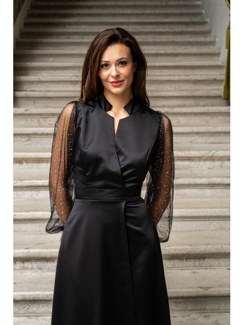 Írisz - saténové maxi šaty so špeciálnym výstrihom a dlhými tylovými rukávmi so štrasom, v čiernej farbe