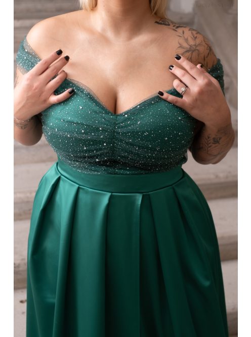Inez - romantické, saténové maxi šaty s nariaseným topom a trblietavým tylom, v zelenej farbe