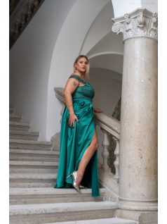   Inez - romantické, saténové maxi šaty s nariaseným topom a trblietavým tylom, v zelenej farbe