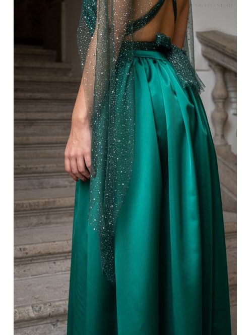 Scarlett - špeciálne maxi šaty s prekríženou látkou na chrbte a flitrovým tylom, v zelenej farbe 