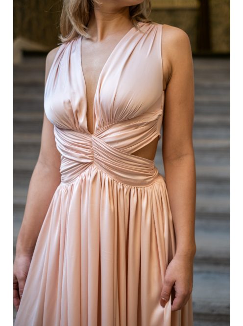 Kamilla - špeciálne maxi šaty so šnurovaním na chrbte, z light saténového materiálu, v broskyňovej farbe