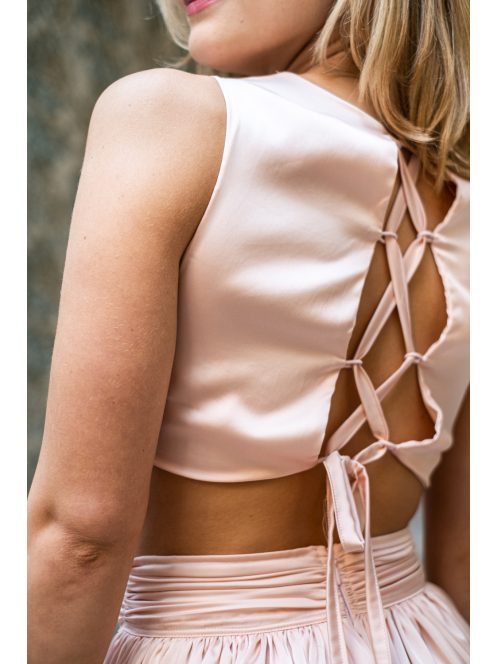 Kamilla - špeciálne maxi šaty so šnurovaním na chrbte, z light saténového materiálu,  v broskyňovej farbe