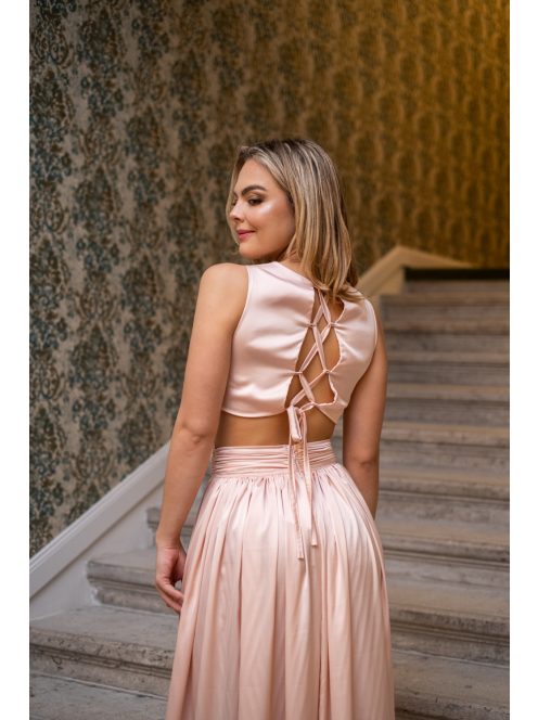 Kamilla - špeciálne maxi šaty so šnurovaním na chrbte, z light saténového materiálu,  v broskyňovej farbe