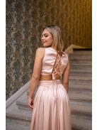 Kamilla - špeciálne maxi šaty so šnurovaním na chrbte, z light saténového materiálu, v broskyňovej farbe