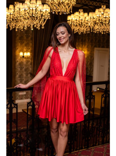 Scarlett - špeciálne mini šaty s prekríženou látkou na chrbte, v červenej farbe z elastického materiálu so štrasovým tylom